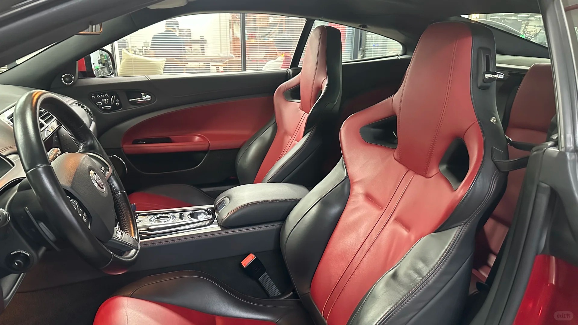 好车分享 JAGUAR XKR-S，XK系列中的旗舰，搭载5升V8机械增压引擎，