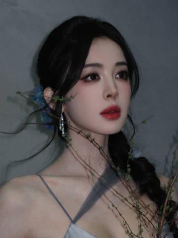 娜扎单边麻花辫 娜扎单边麻花辫造型真的是又甜美又漂亮了呀，看到咱们那扎的ccd预