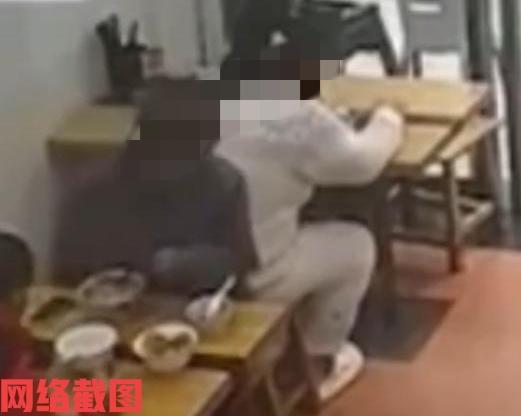 杭州面馆有女子为争座位而泼面他人。

这里小伙在吃面的时候看到自己背后的女子不停