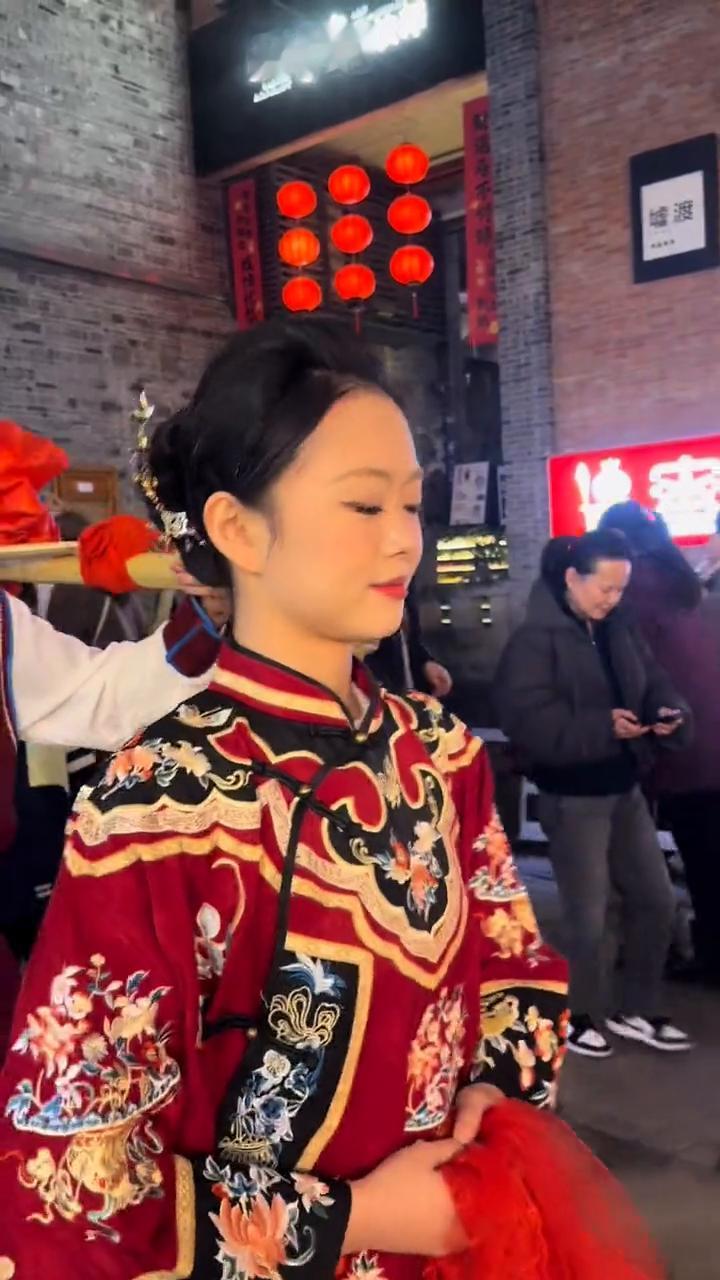 小年夜重庆十八梯好热闹。
这样的民宿表演从今天开始一直到元宵节，每天晚上都有，真