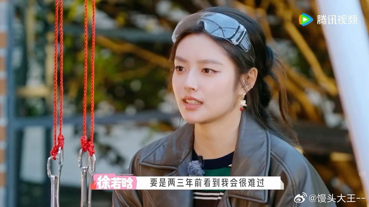 徐若晗回应挂脸争议 徐若晗大方回应挂脸相关争议，坦言两三年前容易被舆论影响心绪，
