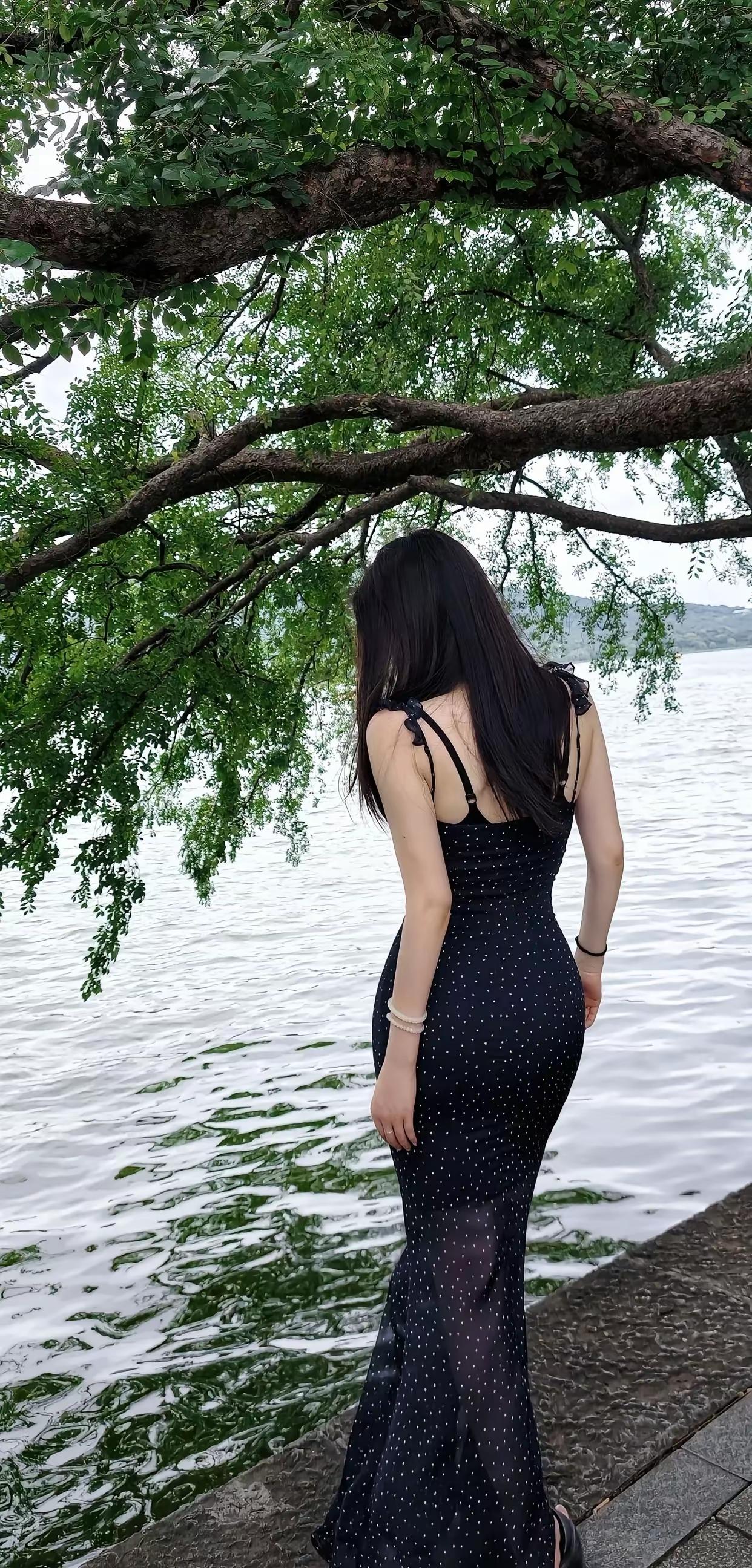翠盖垂丝拂碧湖，
烟波浩渺映韶光。
罗裙妙曼随风飘，
独对胜处意欲何？