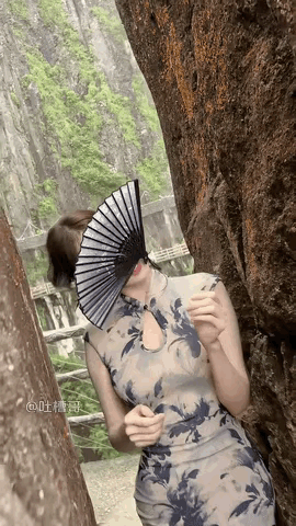 她太美了，让人不敢直视，
谁娶到她是谁的福气，普通牛马估计她也看不上[灵光一闪]