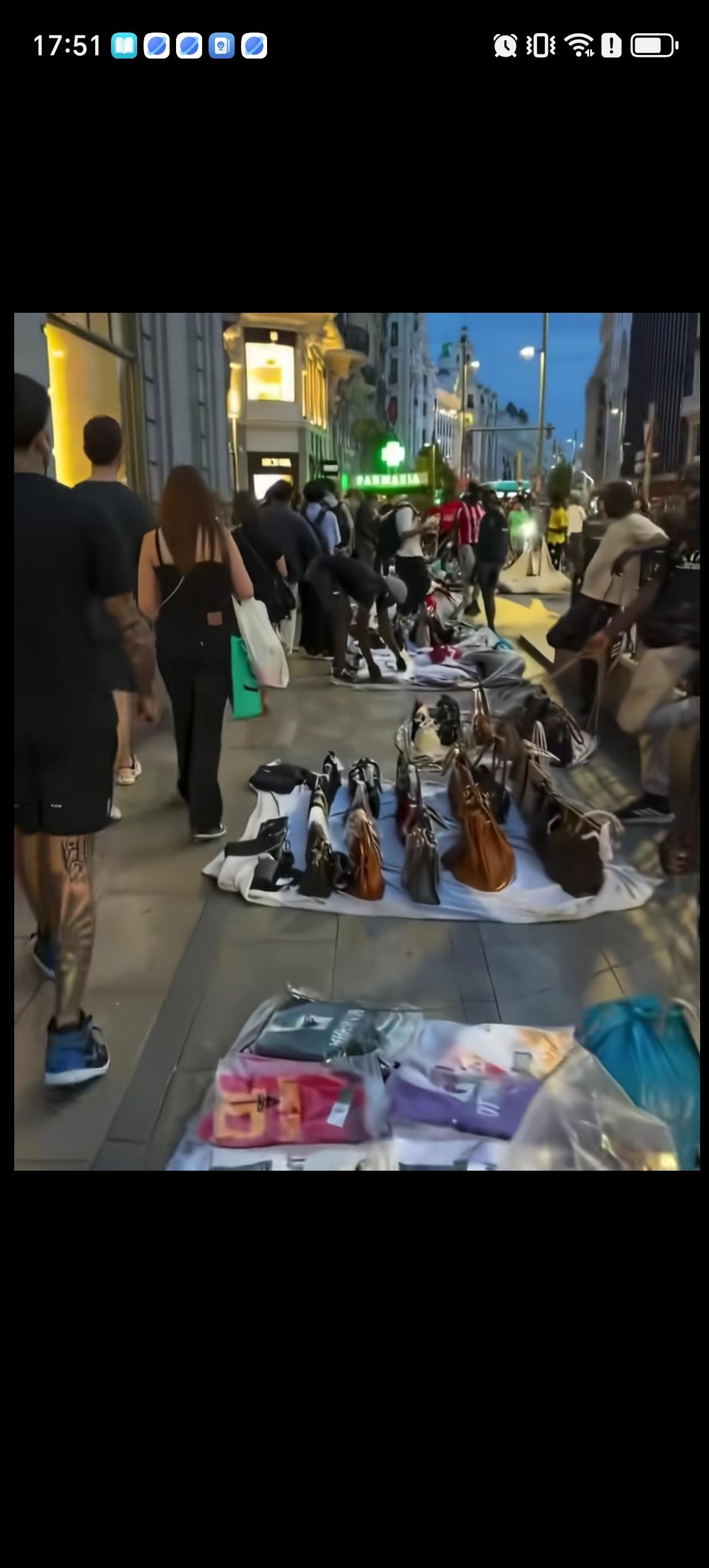 巴黎街头很多的小摊贩在卖着LV（路易威登）包、Celine（思琳）等包，随处可见