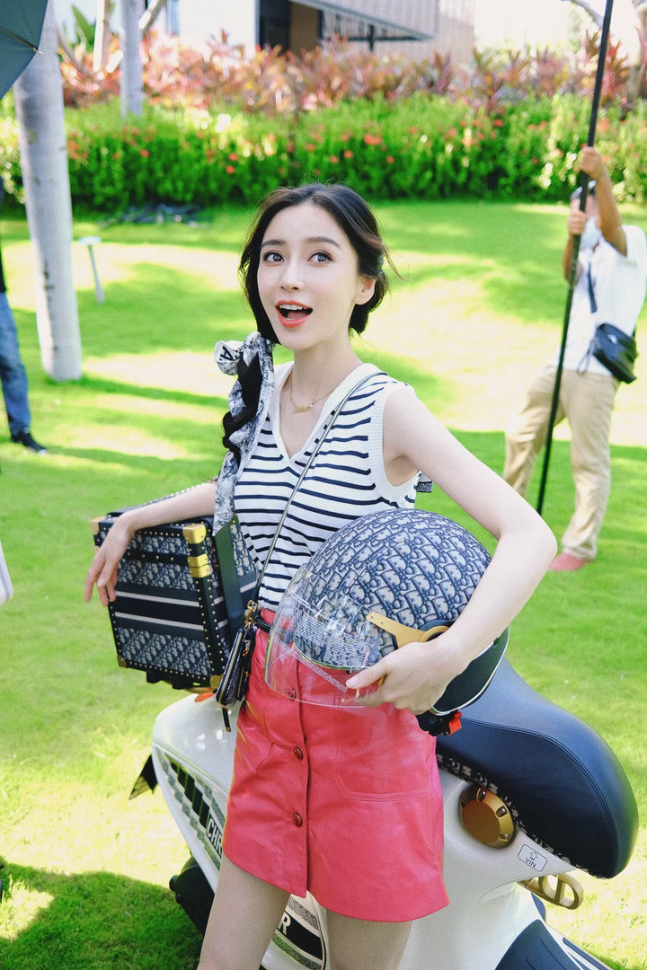 angelababy 杨颖 夏日草坪出逃日记加载完毕！骑小车、树下看书，元气满满