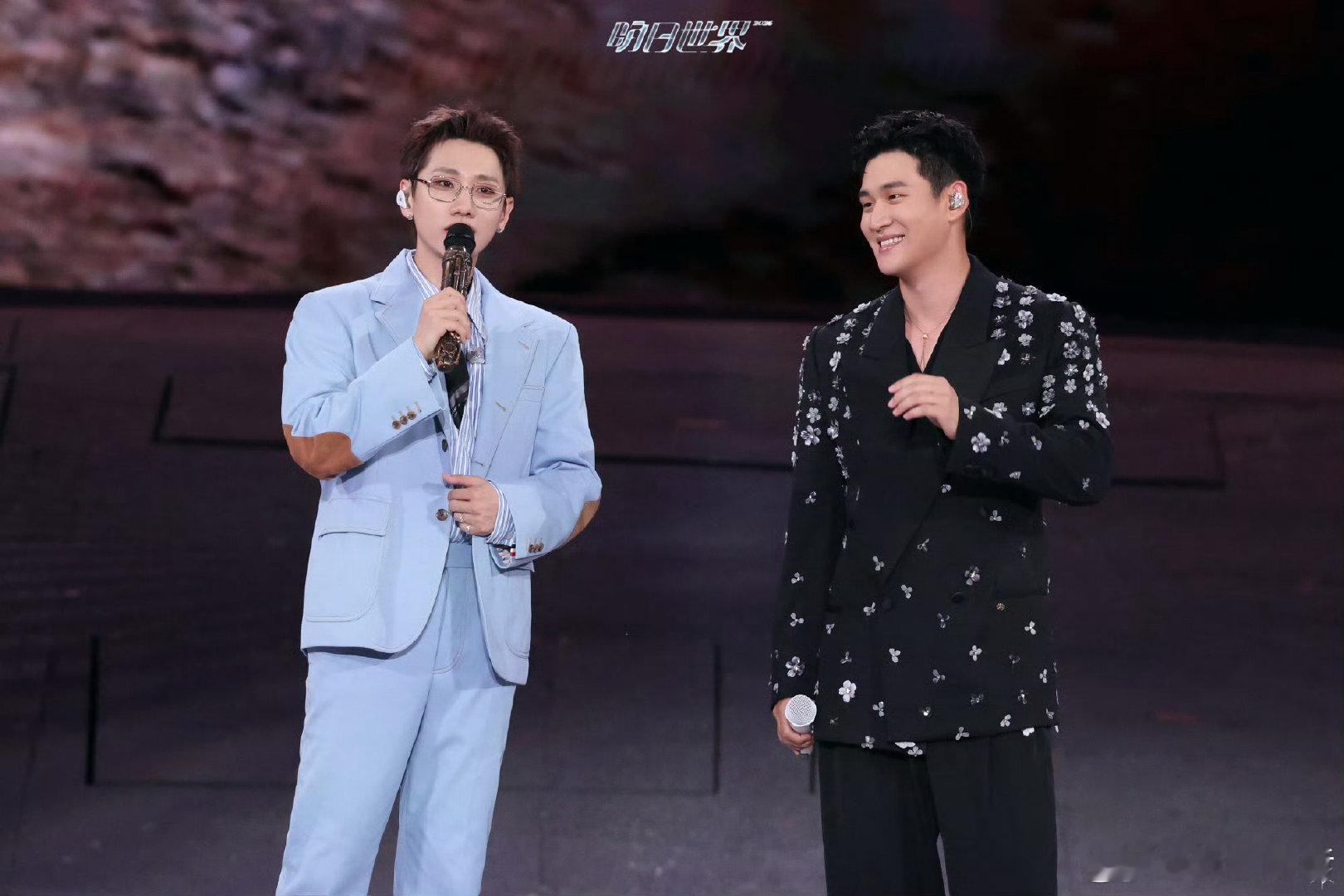 汪苏泷周兴哲合照汪苏泷说周兴哲是大帅哥汪苏泷发博欢迎周兴哲来罗曼城，还顺口调侃对