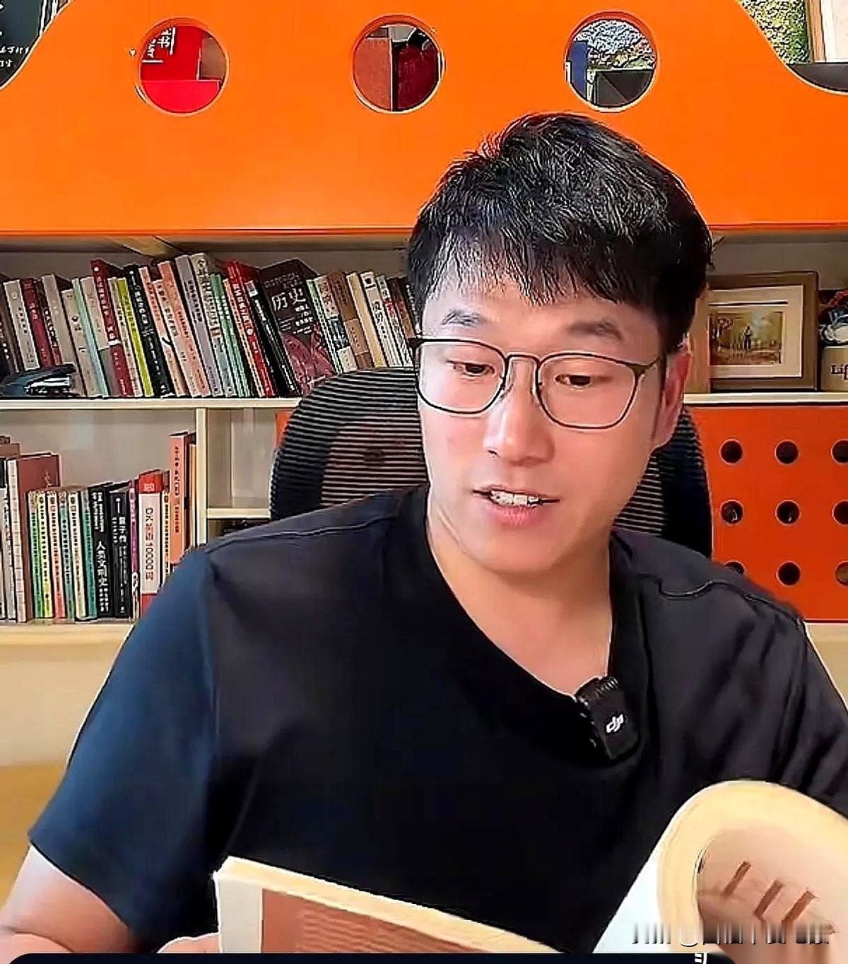 明明直播卖书，就一面白墙，一个书架。中午开了播，下午就冲进榜单。他连个递水的人都