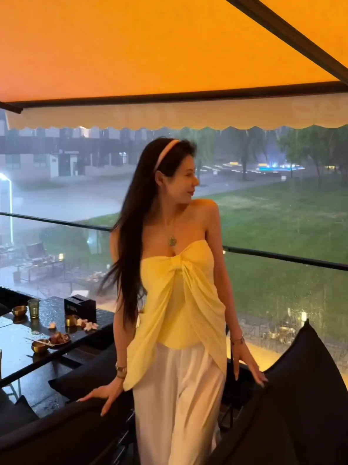 突然间的倾盆大雨 这一刻我只觉得好快乐