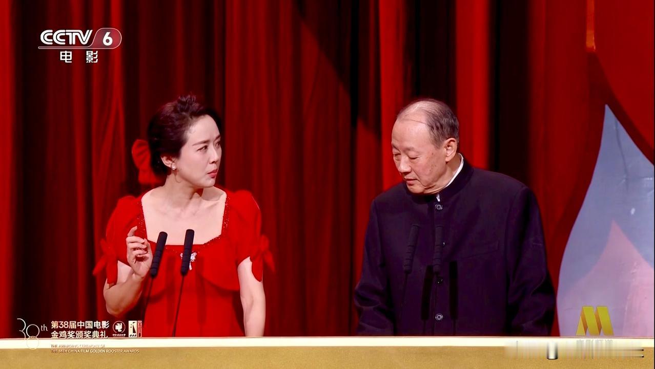 侯天来和颜丹晨担任最佳录音开奖嘉宾，一上来侯天来就问了这样一个问题:观众在看电影