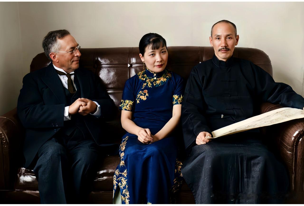 一九三五年二月，在汉口的蒋中正夫妇二人与瑞典探险家斯文赫定。这可不是电视剧里的演