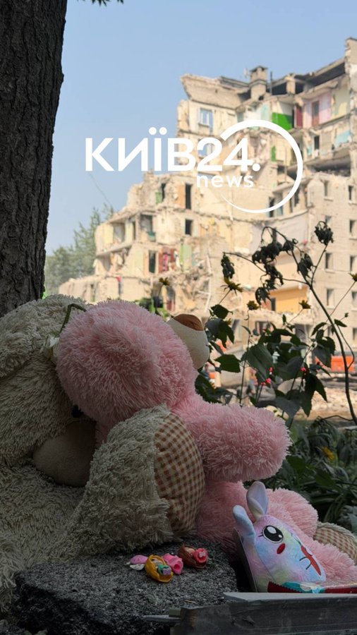 🧸🥀 人们在基辅达尔尼茨基区遇袭现场放了玩具零食和鲜花。在多层住宅楼的废墟中
