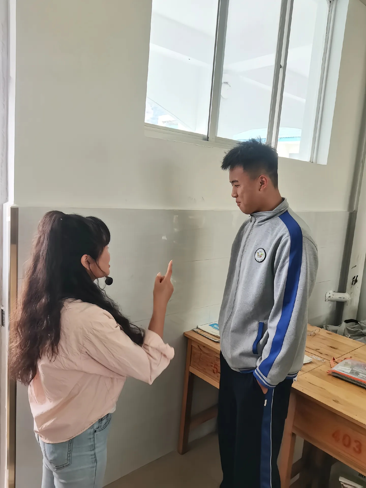 当代老师训学生就是这样的👨🏻🏫:还好昨儿没落枕，不然这几个小兔窄纸得魔法攻