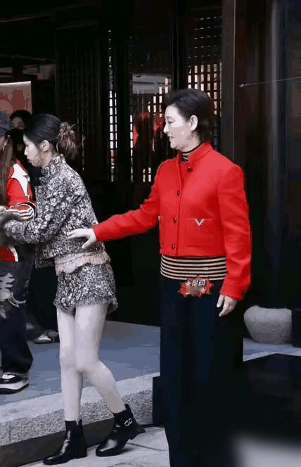 终于搞明白了，徐朵不让徐帆拉手的原因，不是不感恩，也不是母女不和，而是她已经是个