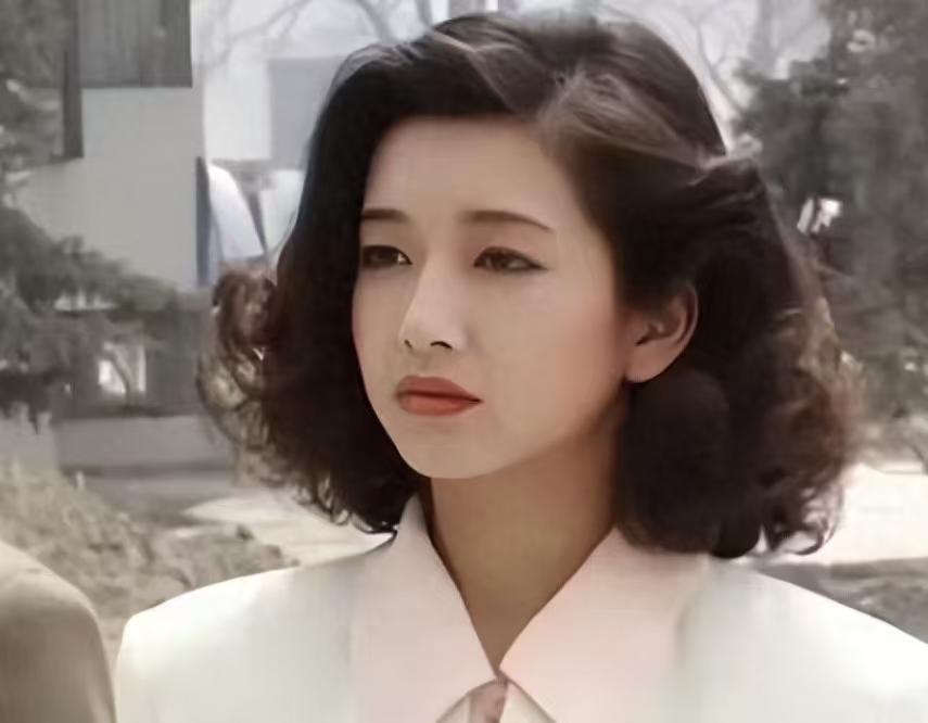 谁懂啊家人们！久未露面的江珊，这次白玉兰奖彻底火了🔥

靠话剧《德龄与慈禧》入