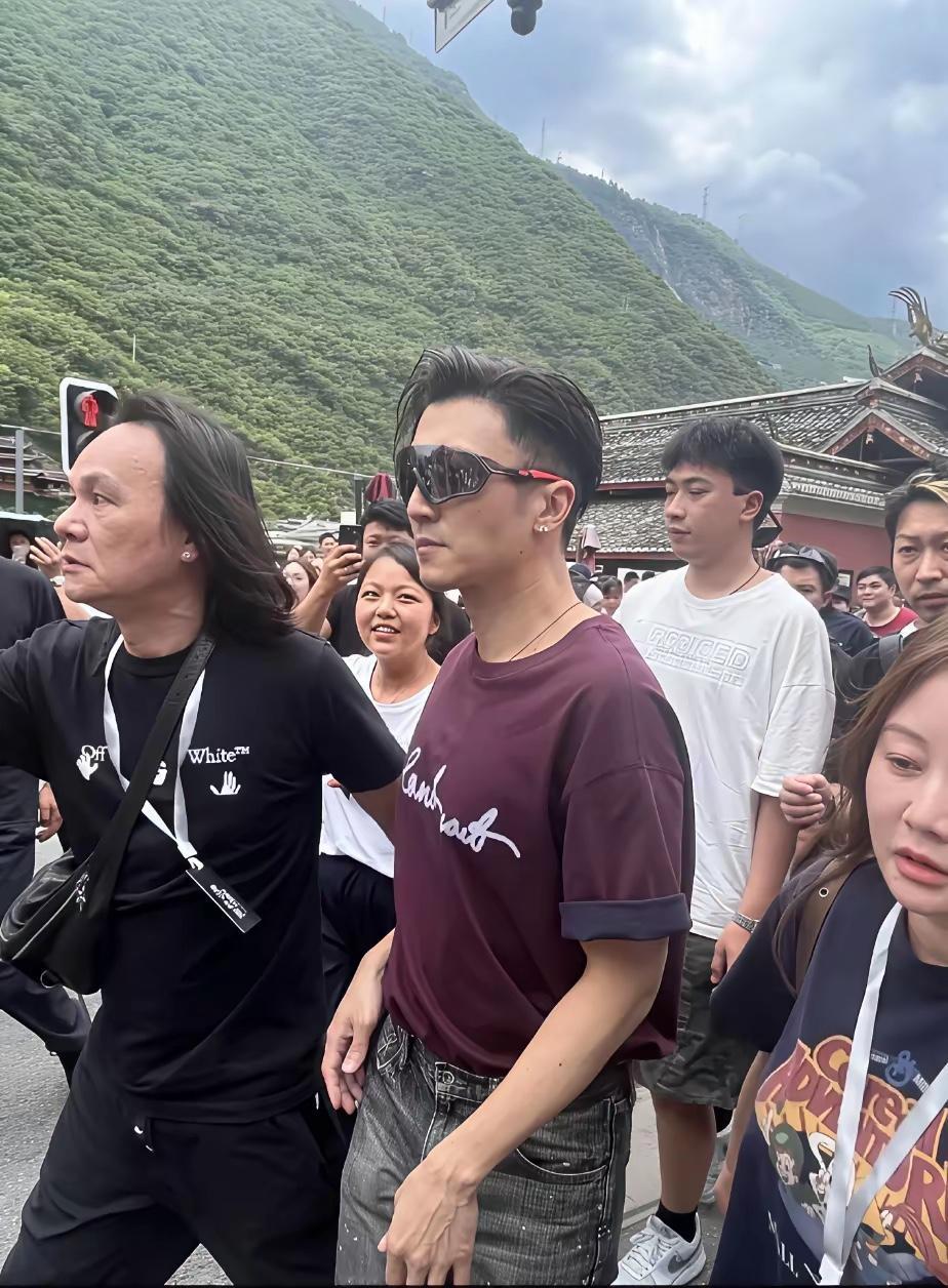 谢霆锋，好像特别喜欢这种大背头，大墨镜的形象。可能他觉得比较帅吧。但为啥给人一种
