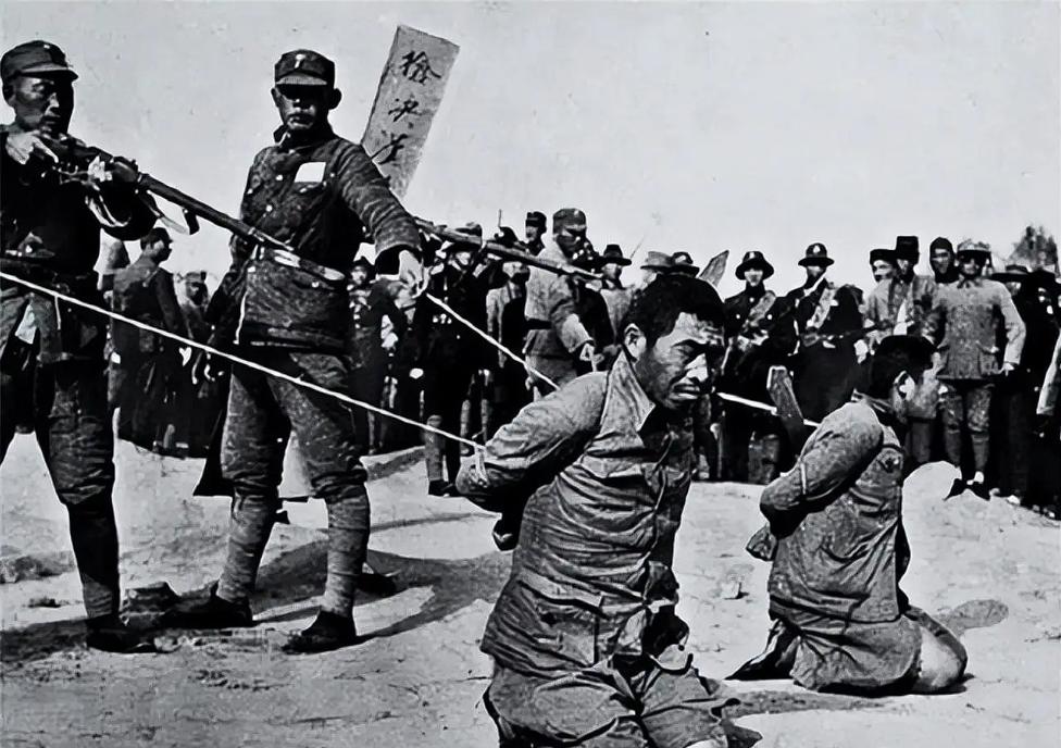1947 年，地下党陈斌被敌人带到了刑场。突然，他在人群中看到一个熟悉的身影，眼