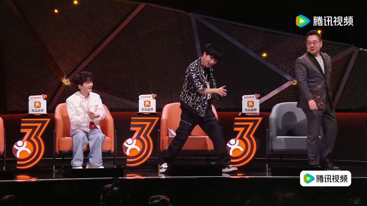 周深模仿到精髓了周深演戏演上瘾了脱口秀和Ta的朋友们 周深模仿王大刀那段我笑到捶