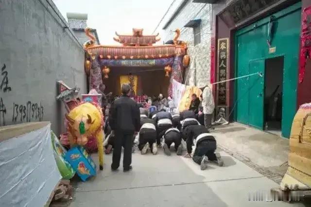 丧事上，女婿是一个关键人物，别太个性，不然就会遭到外人的非议
 
民间常说“一个