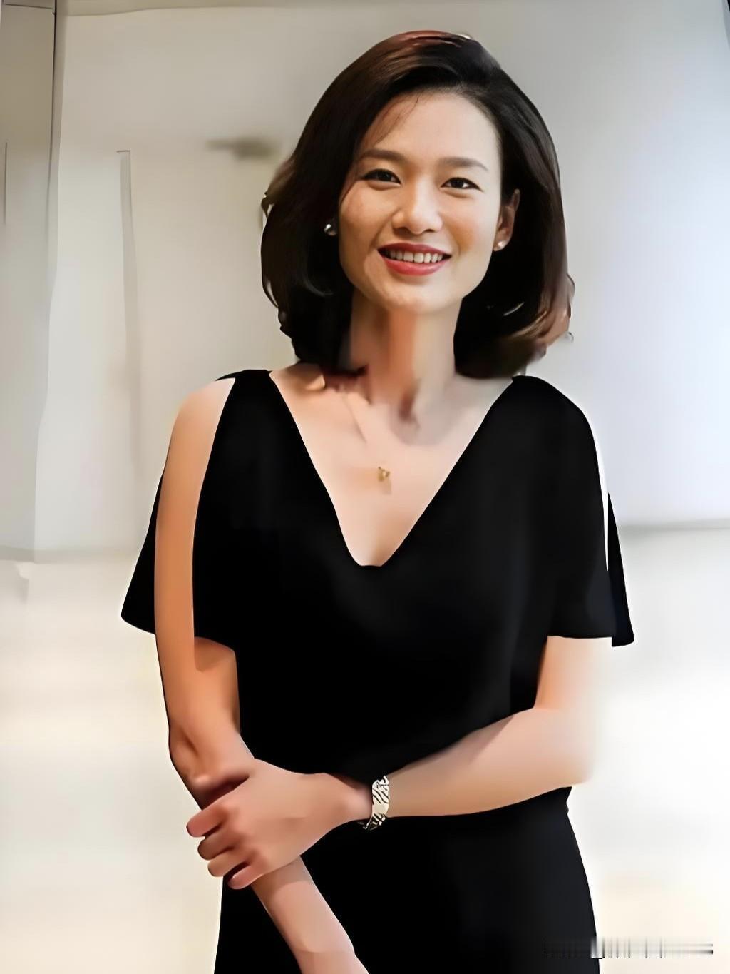 璀璨灯光下，李雨菲以优雅台风与知性魅力，点亮每一刻荧屏时光，她是智慧与美貌并存的