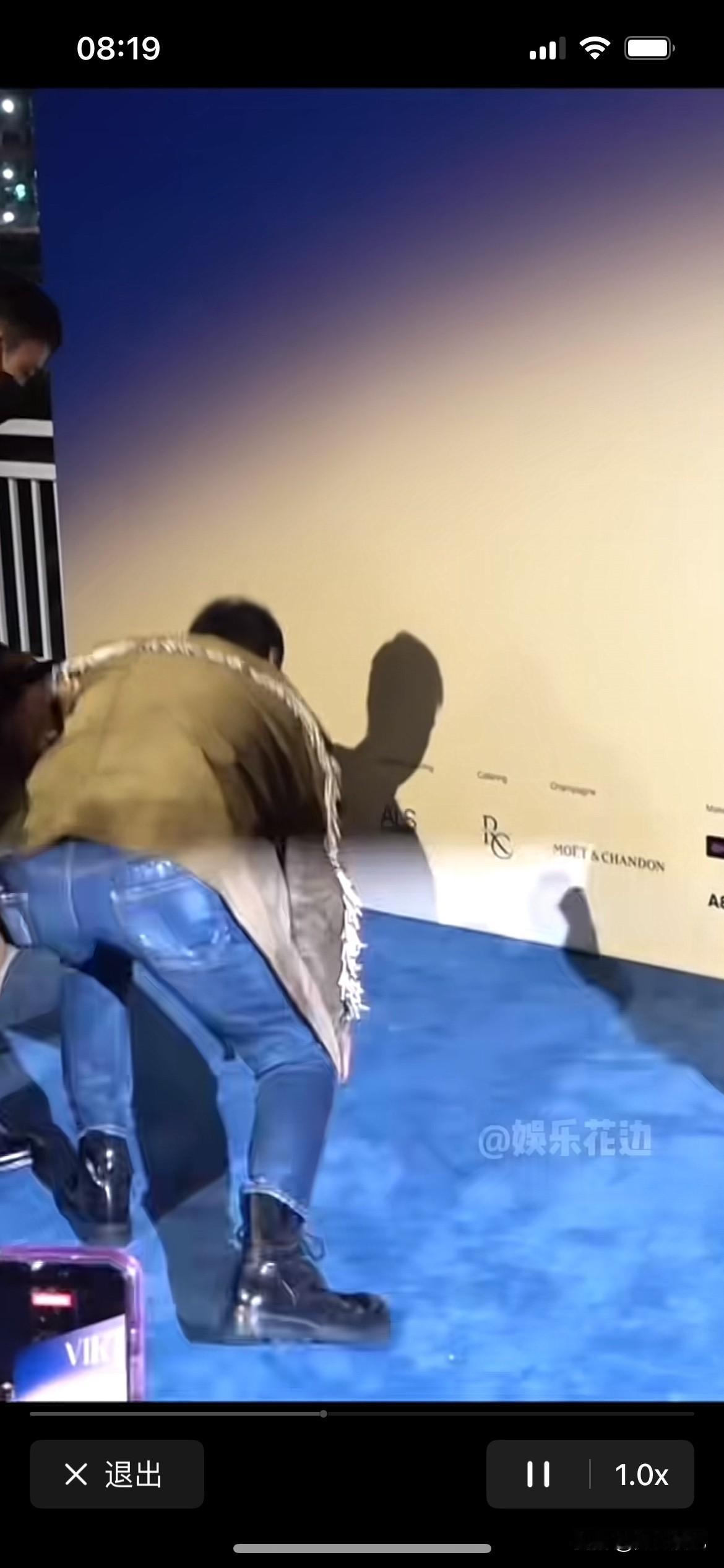 任达华老师出席活动狠狠的摔了一跤，老婆在旁边冷漠的看着，不过还好任达华老师身手敏