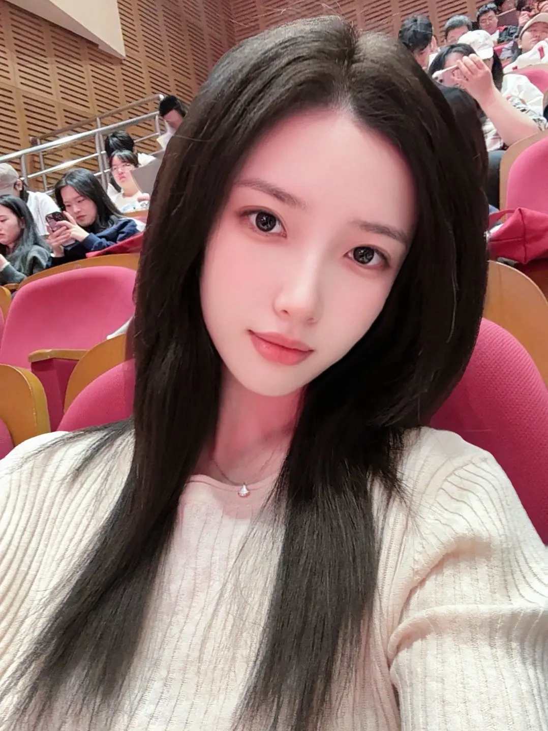 你成为了我心里最柔软的存在，也许是年纪轻，也许是情意深。