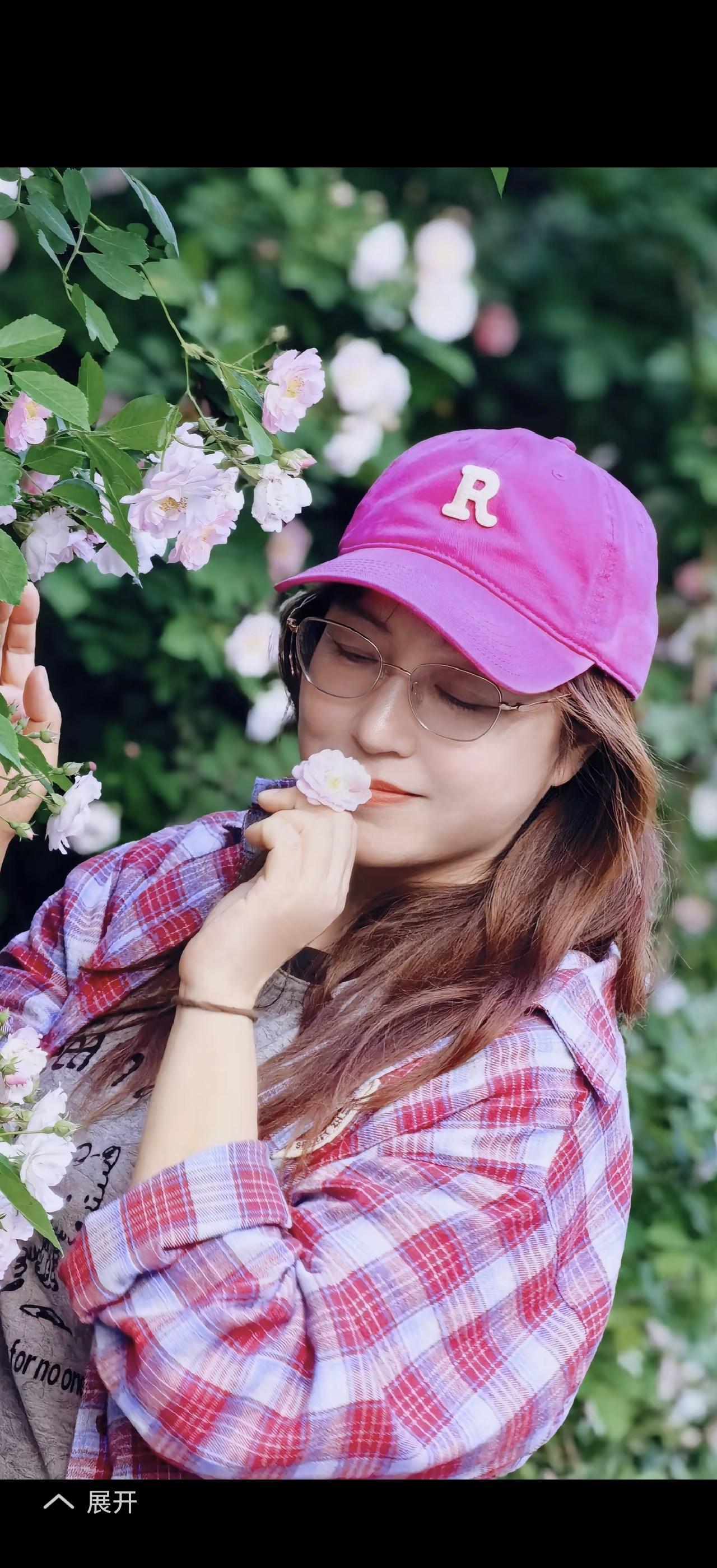 人生明媚的样子，或许是活得清醒，亦或是从容绽放。
以前总爱用伤感包装自己，觉得忧