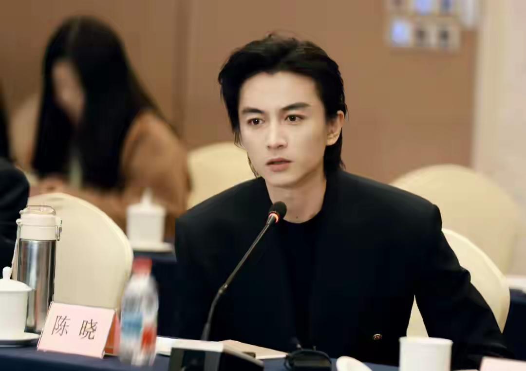 陈晓颜值回春了！
终于变成了我们高攀不起的一张帅脸。
前段时间，
陈晓每次出镜都