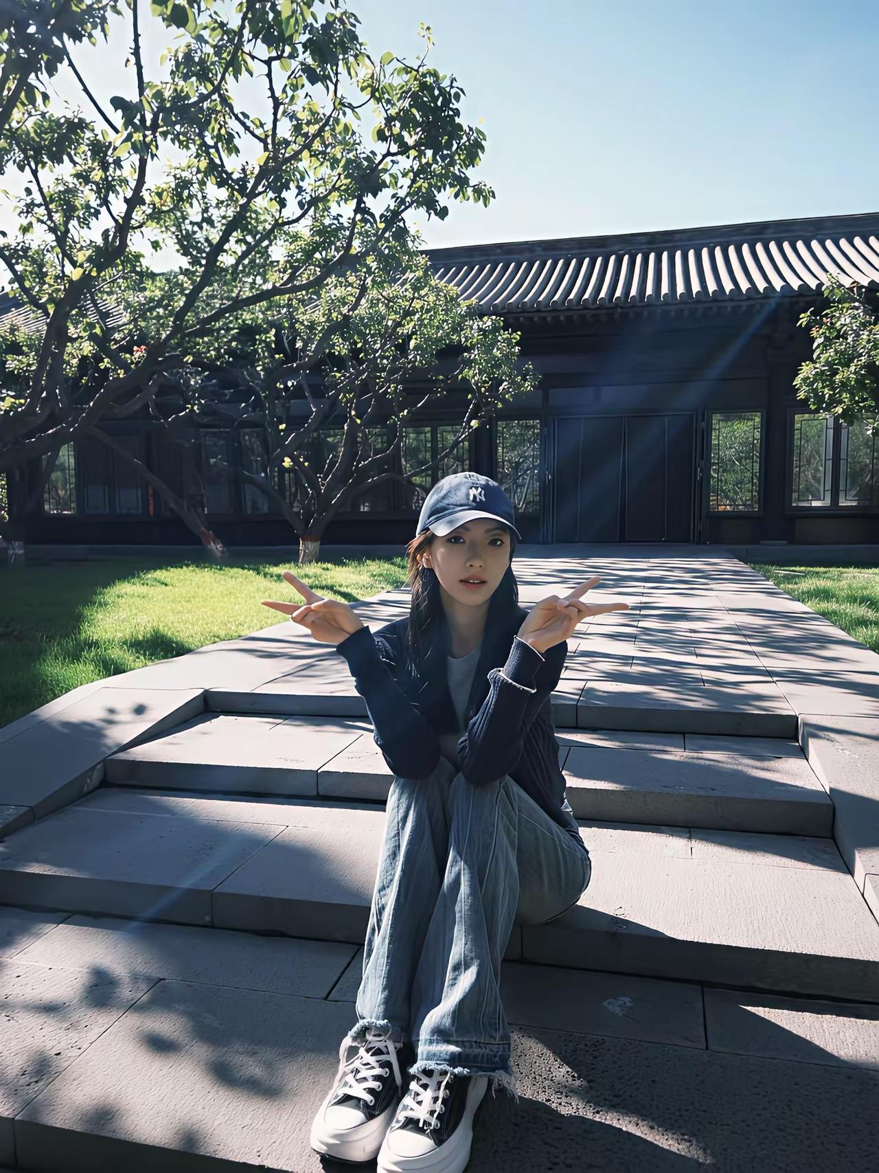 晴光落在飞檐瓦当，树影把石阶织成细碎的网。
帽檐压弯几缕风，灰衫裹着松懒的云，牛