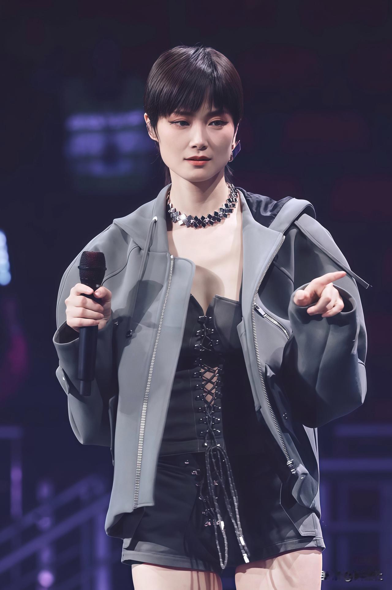 舞台上的飒爽春春