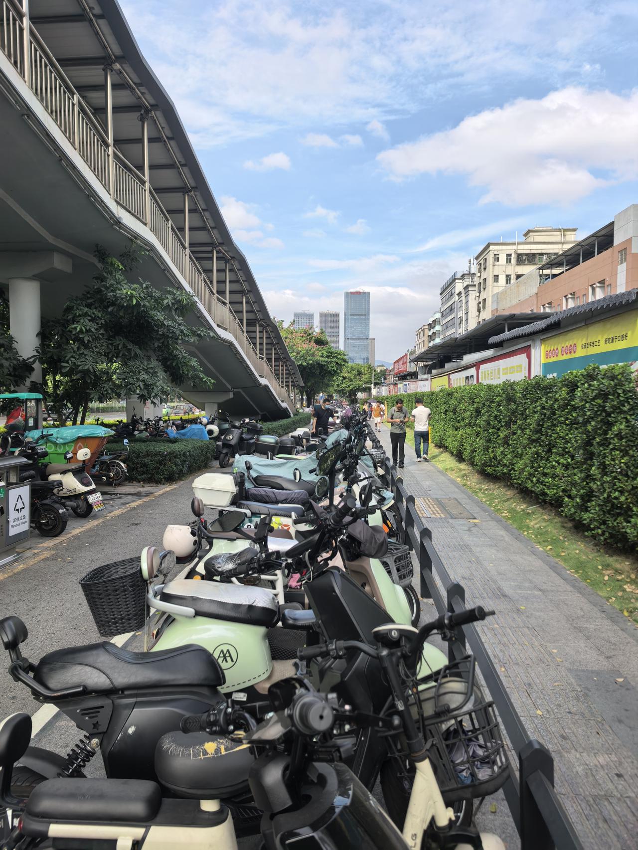 ，电动自行车停得满满当当。