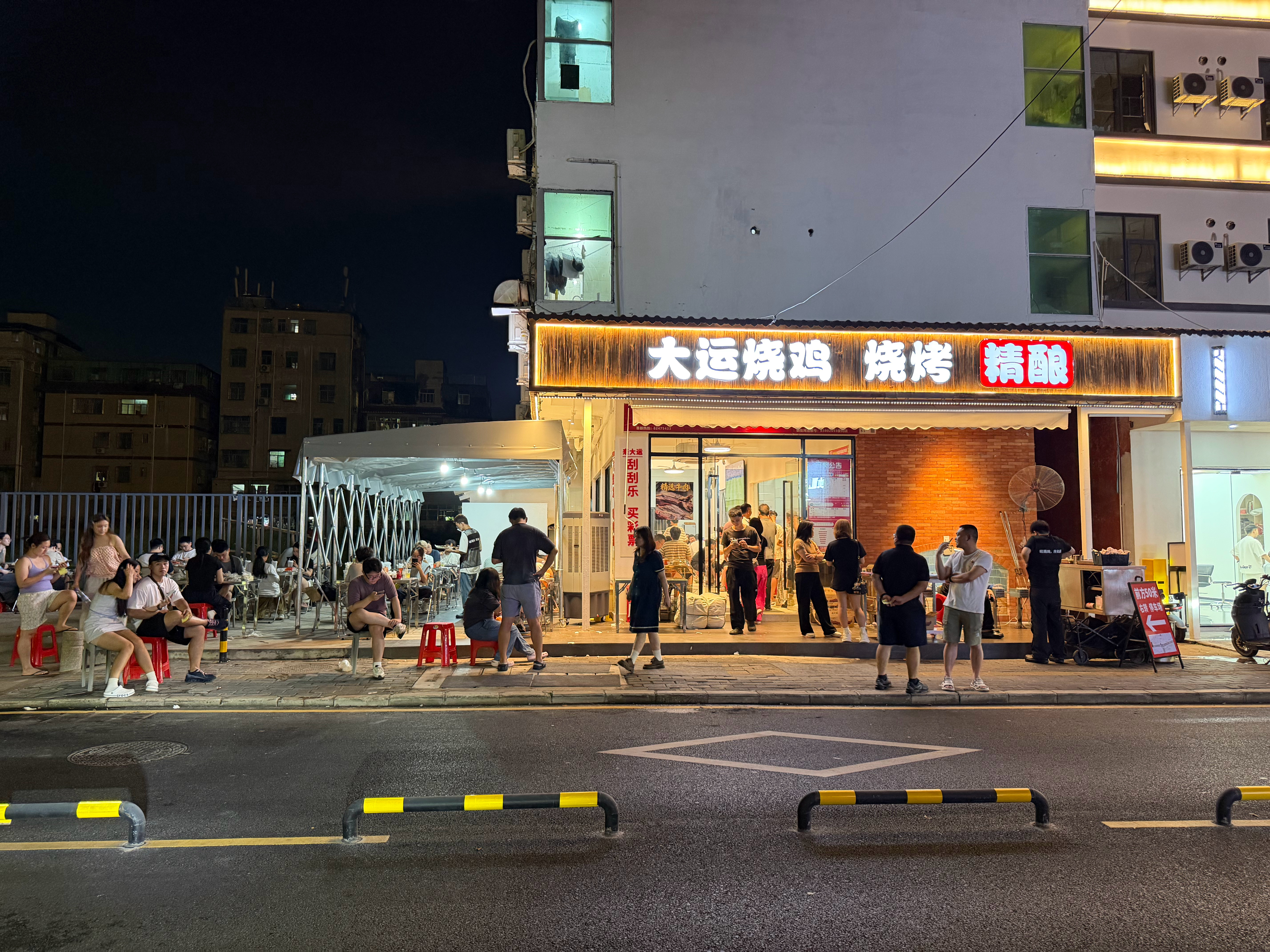 都晚上九点了，还有这么多人排队吃大运烧鸡 深圳·大运烧鸡·烧烤·精酿