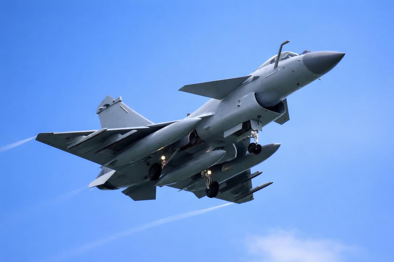 敢在咱们家门口动刀？这口气绝不能咽！
火控雷达照射，这就等于把导弹瞄准镜直接对准