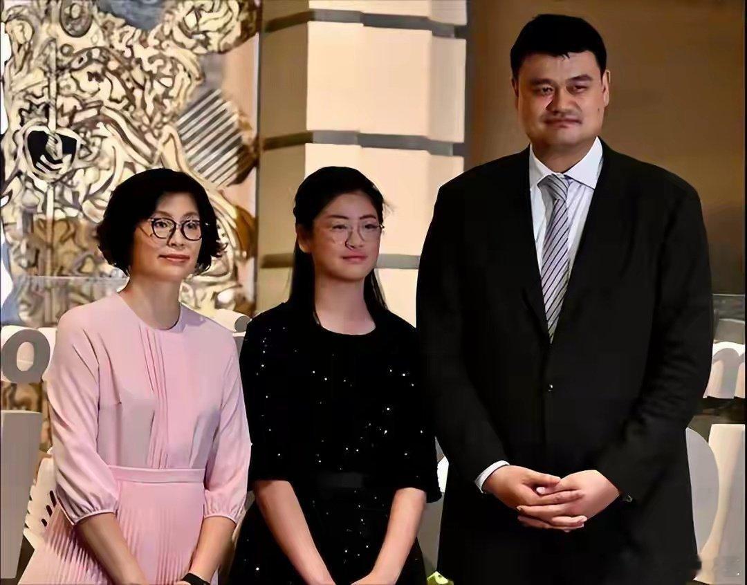 现在一家三口，最矮的是1米9的叶莉。