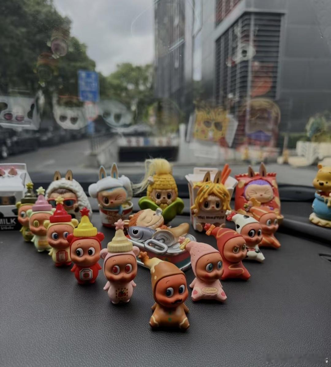 不要在车里放小玩偶了毛绒、软胶材质的玩偶基本上没啥问题，在一定的程度上可以吸收冲