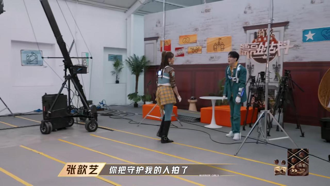 张歆艺玩游戏有点输不起，吃相难看啊。在综艺里，张歆艺与杨超越一起攻击曾舜晞，杨超