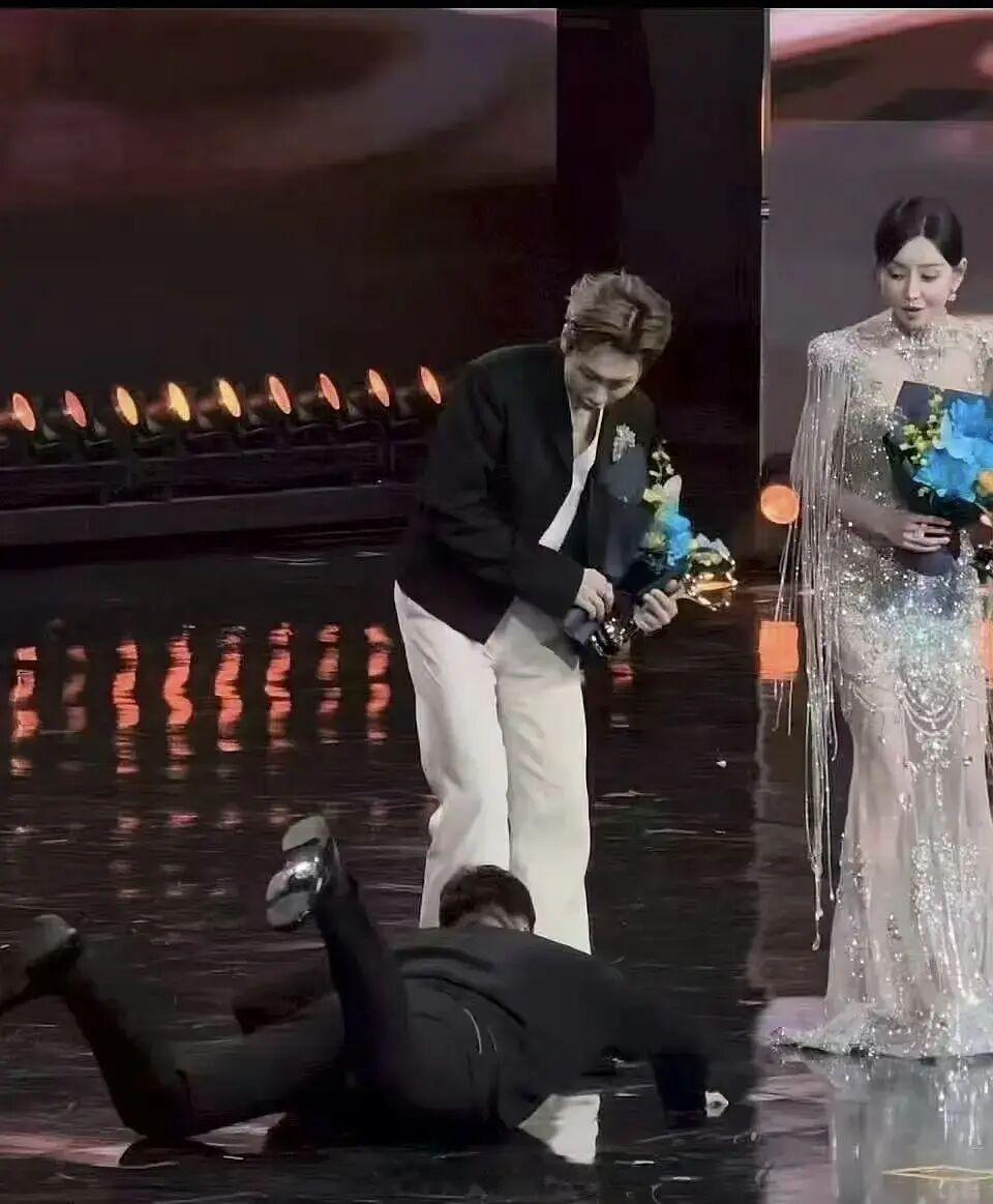 微博颁奖嘉宾摔倒在台上··· 