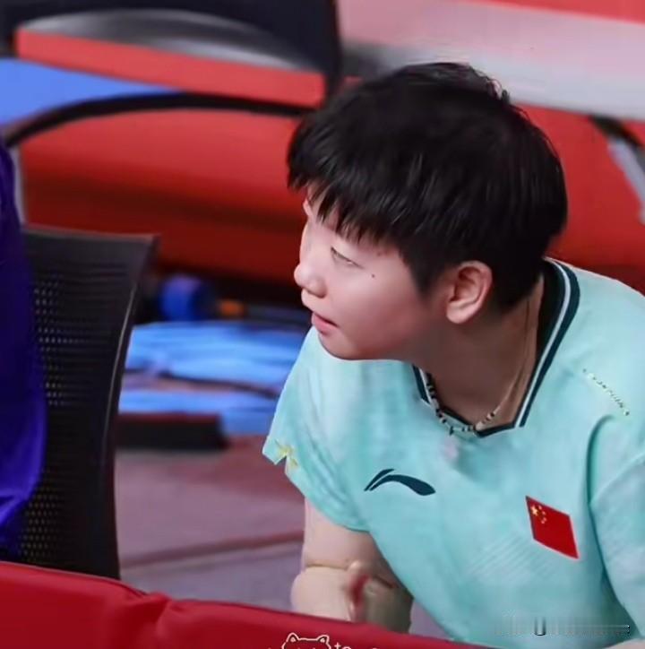 莎莎人在曹营心在汉！脖子伸得老长啦！林诗栋打完第二盘比赛，莎莎在这边前后摇晃着身