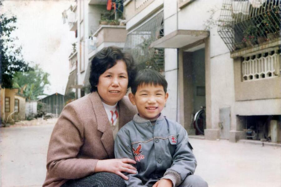 2025年最后一天，广东东莞中医院重症监护室里，小提琴声缓缓流淌。黄海乐特意请来