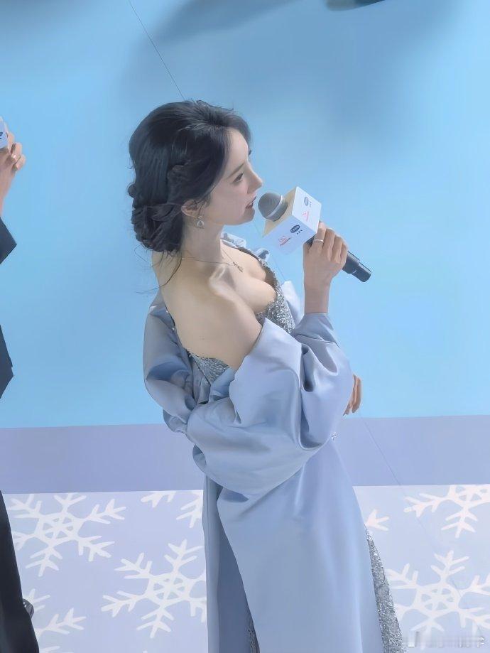 杨幂上海丝塔芙活动不愧是大幂幂 