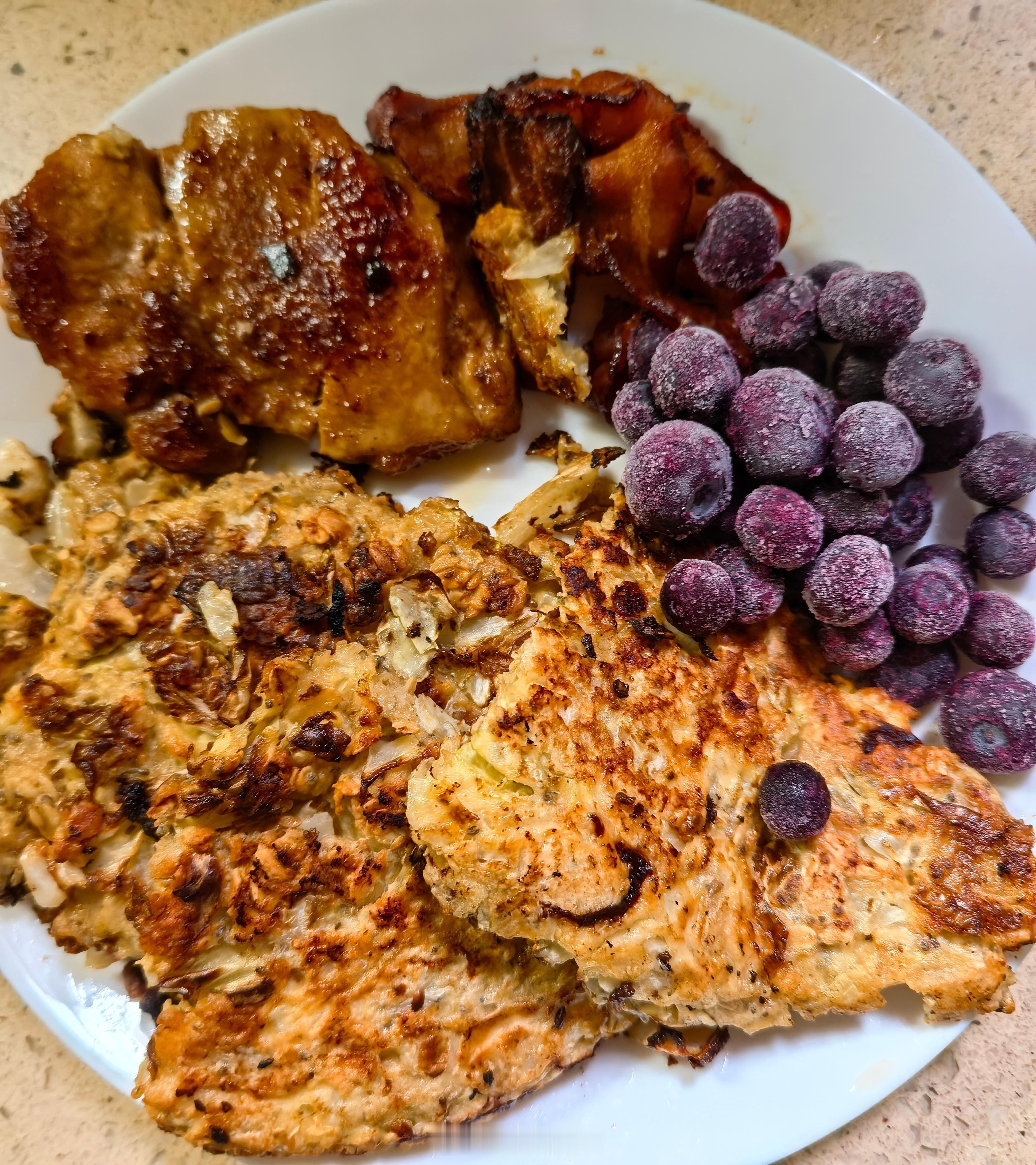 今天下班回家自己捣鼓晚餐，主食是鸡排，麦片＋两颗鸡蛋＋牛奶搭配甘蓝煎出来的，煎的