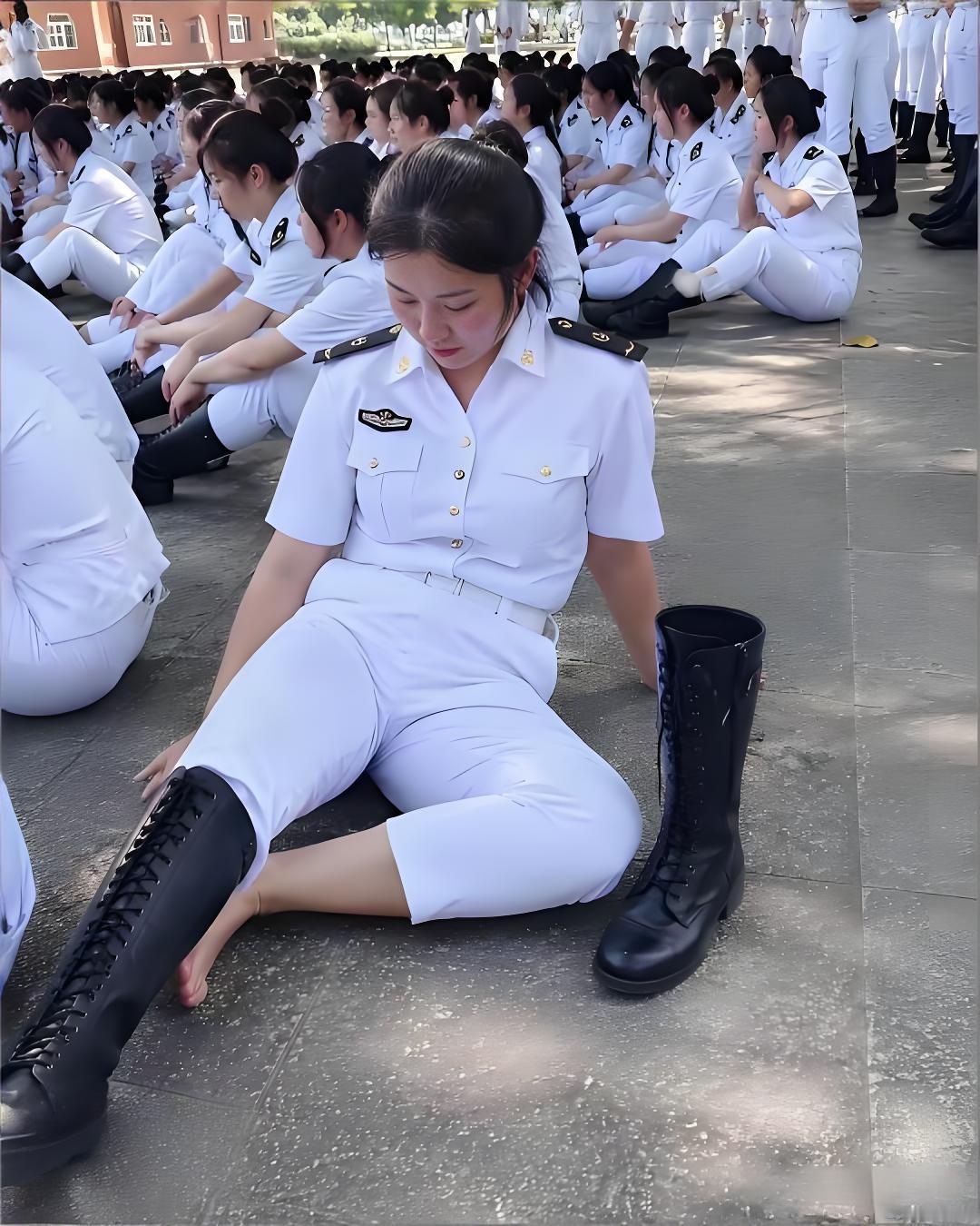 一双悄悄脱下的长筒靴，看得人心里一紧

集训场地上，白色制服笔挺，腰板挺直，英姿