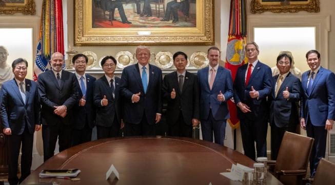 特朗普见到韩国代表团，开口第一句先问“金正恩近来可好”，让韩国人当场傻眼！

2