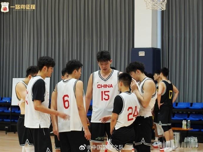 5月6日，中国篮球之队官方账号晒出中国男篮短训营的集训照片，照片中杨瀚森、赵维伦