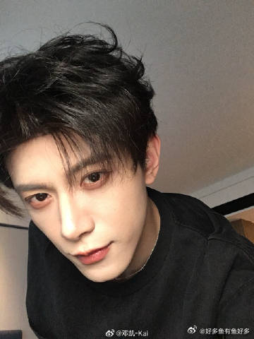 邓凯收信像是在摘豆角 邓凯机场收信画面直接封神！189优越身高在人群中超突出，接