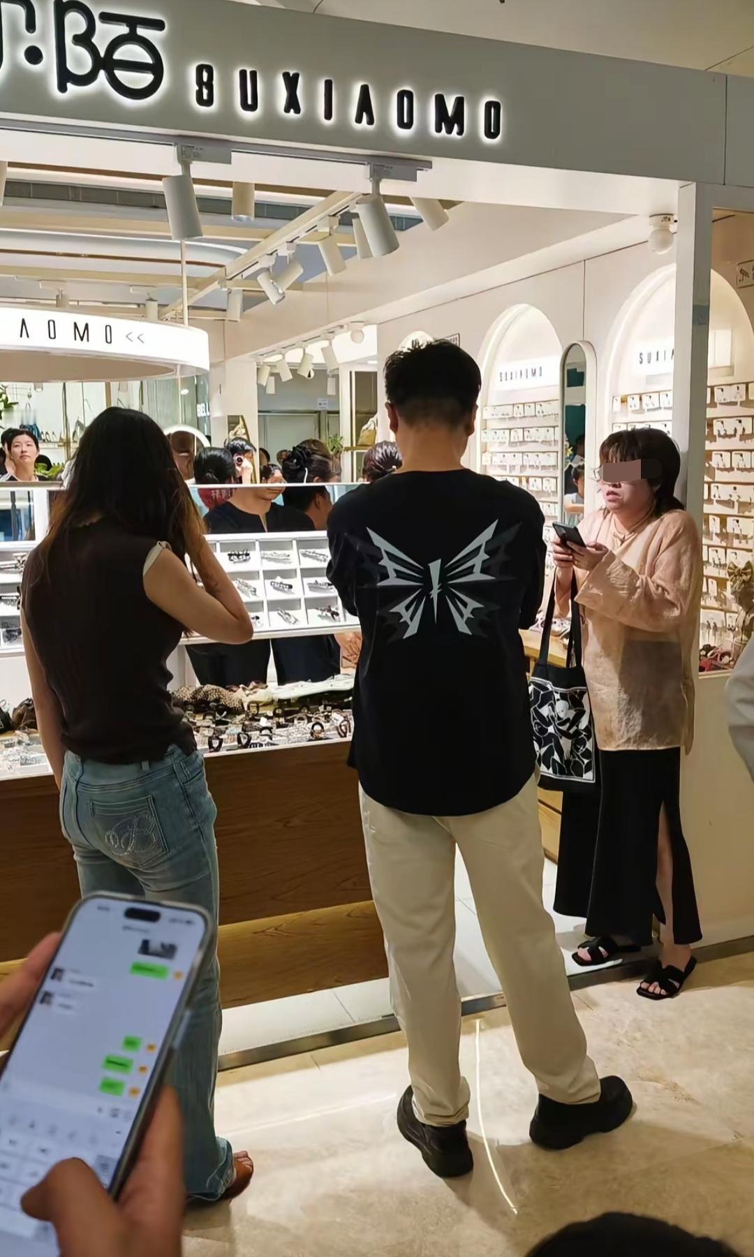 江苏南通如皋，一商场内，黑色裙子的女子对着黑衣体恤男子大声控诉: “我给你养了两
