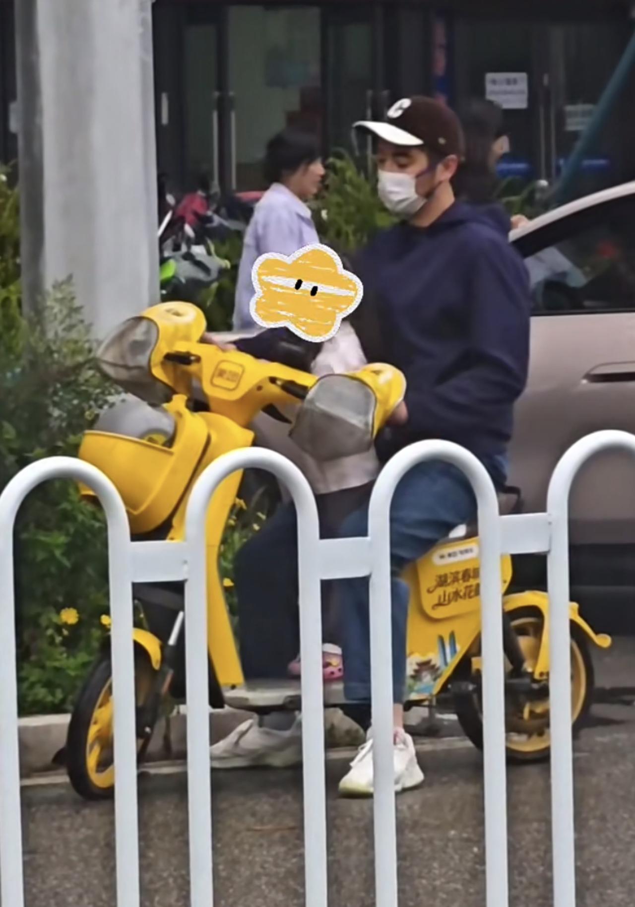 《爱情公寓》中的展博、40岁金世佳原来有一儿一女了，骑电瓶车带女儿出行画面曝光，