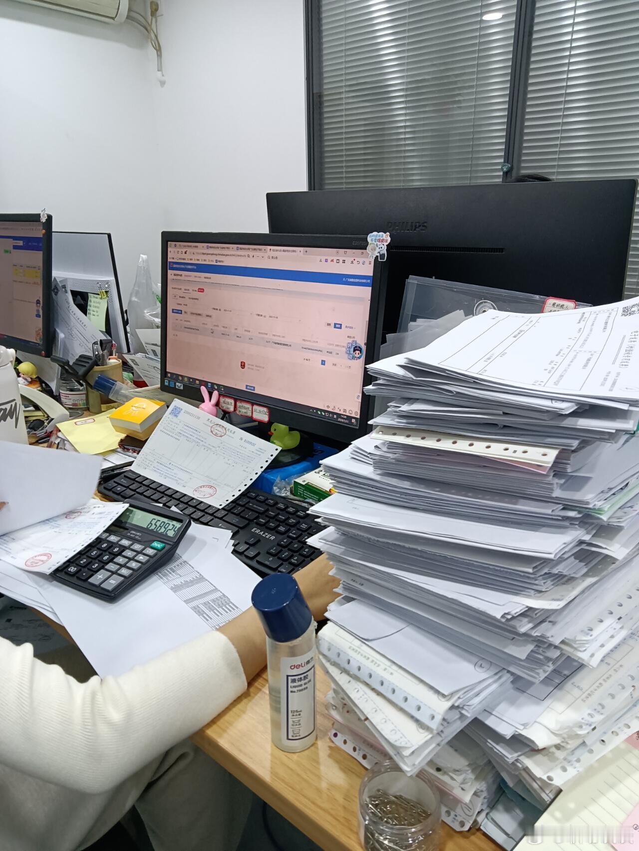 本财务的桌面是如此的😭😭好像回到了高中的时候桌面全部都堆满了资料你们做会计的