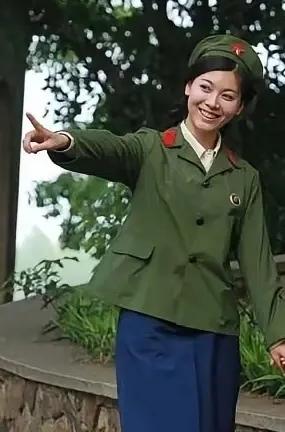 那时的女兵可真美！可惜，现在再也找不到她了…
绝美女兵 女兵写真照 八一女兵