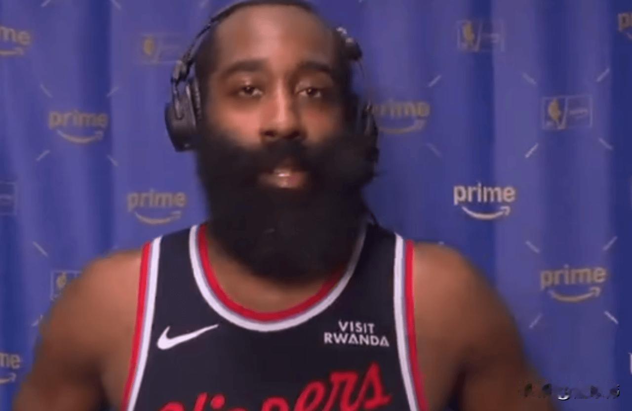 哈登谈伦纳德：

“当卡哇伊健康打球时。”

“他就是最好的球员之一。”

“没