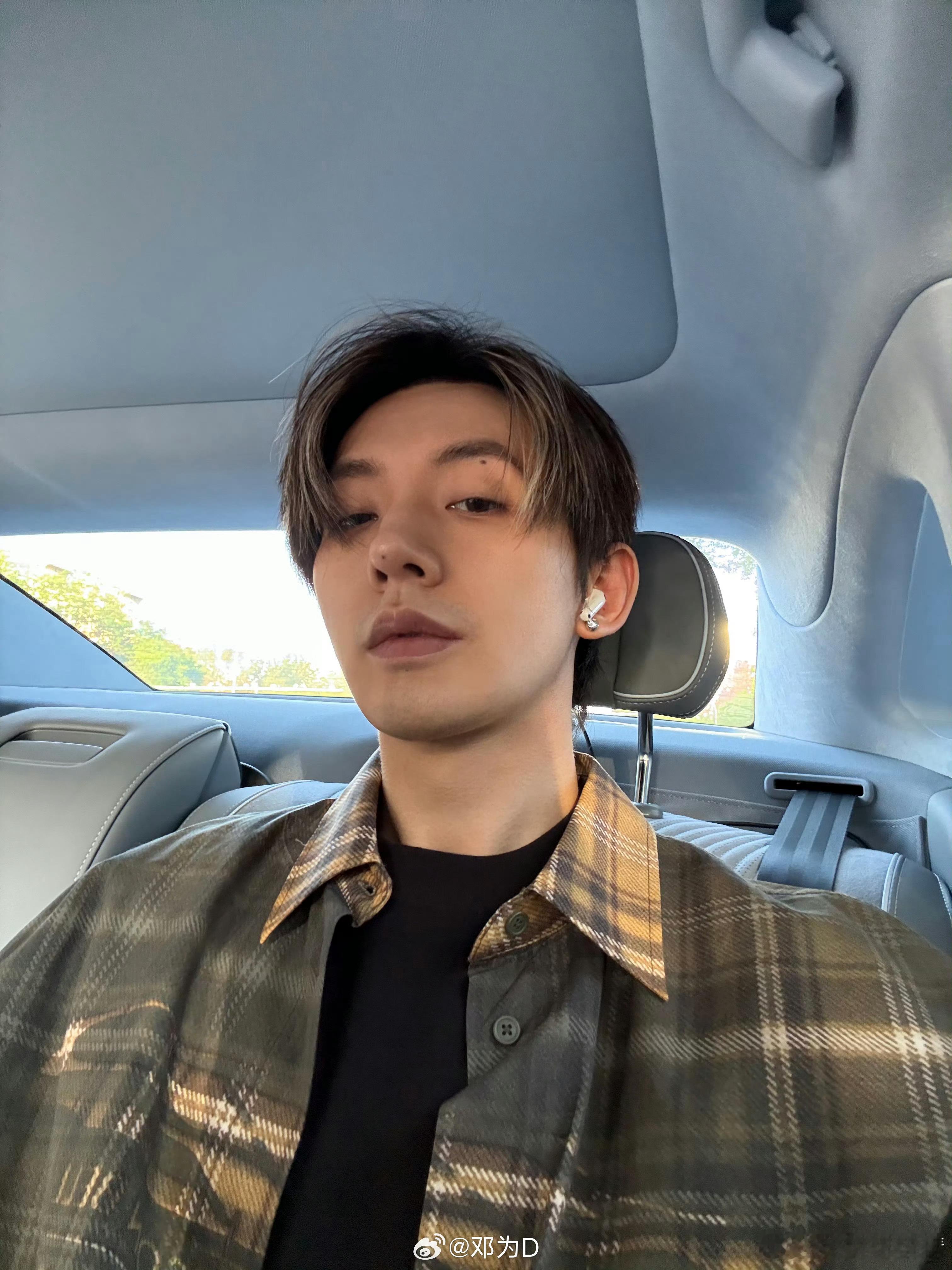 邓为自己发的呀，好会找角度哦 ​​​